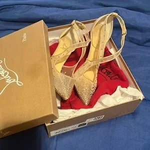 Christian Louboutin ベージュ ストーン付き シューズ s_wp_61e714111801368dd7ee8469.webp